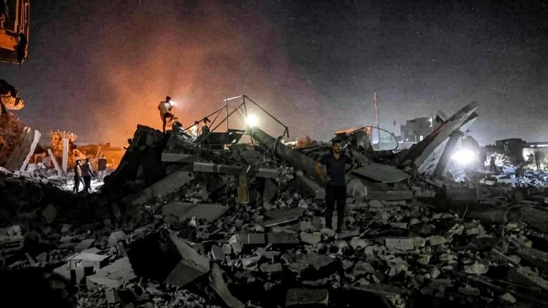Destroços de edifício atacado por bombardeio de Israel em Khan Yunis, na Faixa de Gaza