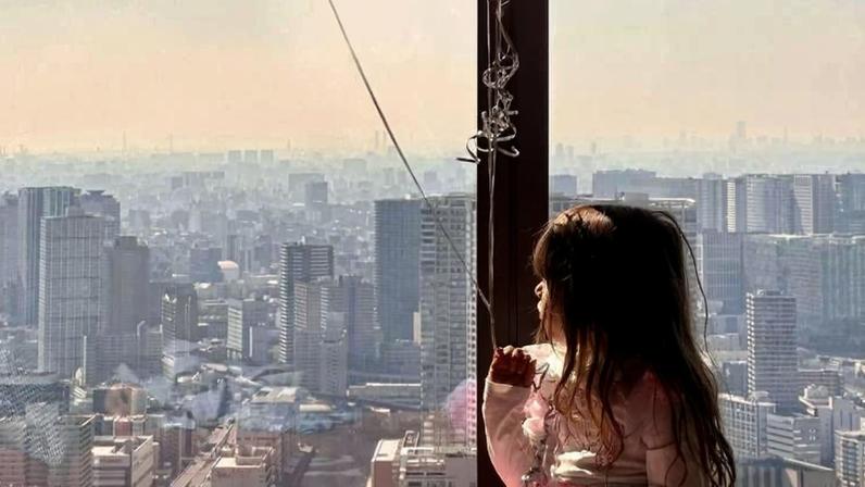 Beatriz observa a baía de Tóquio, no Japão