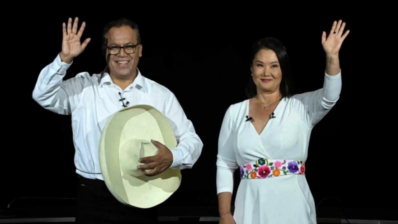 Os candidatos à presidência do Peru, Keiko Fujimori, do partido Força Popular, e Roberto Sánchez, do partido Juntos pelo Peru, acenam durante debate em Lima