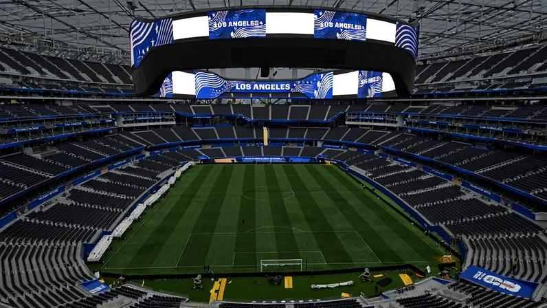 Novo gramado instalado no estádio SoFi, em Los Angeles, especialmente para a Copa do Mundo