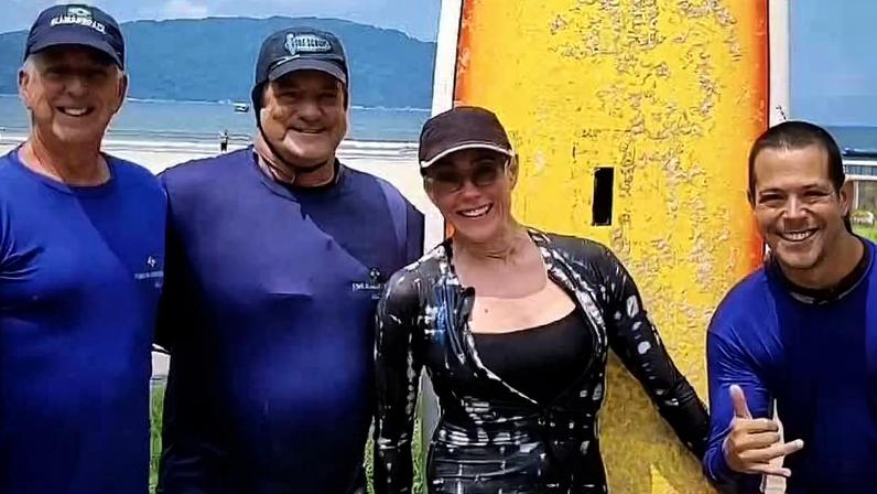 Christiane Torloni faz aula de surfe em Santos, no litoral de São Paulo