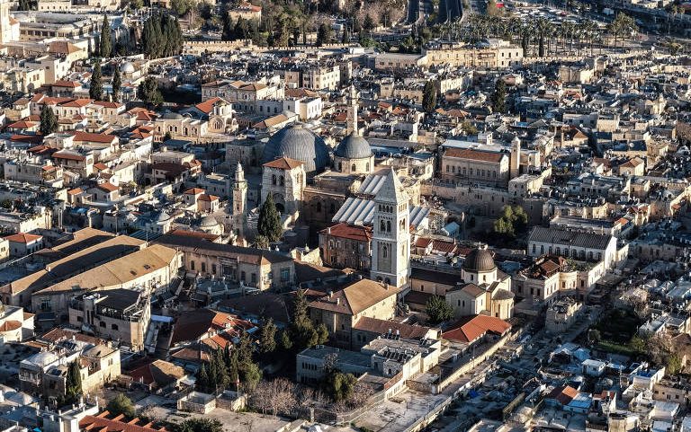 Igreja do Santo, na Cidade Velha de Jerusalém, no dia em que fiéis cristãos ortodoxos participam da cerimônia do Fogo Sagrado como parte da Semana Santa