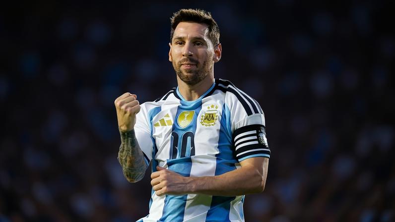 Messi comemora o seu gol, de pênalti, no segundo toque na bola durante a vitória sobre a Islândia em amistoso realizado em Auburn, Alabama