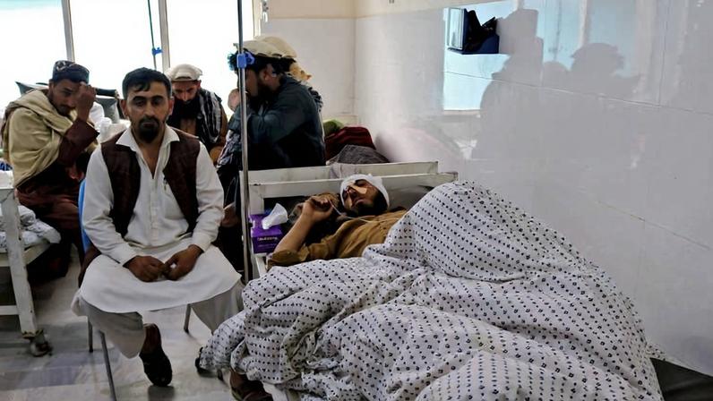 Homem ferido em maca em hospital na província afegã de Kunar. De acordo com oficiais do Talibã, os ferimentos ocorreram em razão transfronteiriço realizado pelo Paquistão. Stringer
