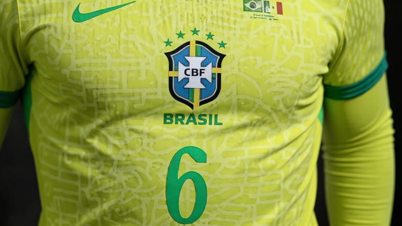 Camisa 6 da seleção brasileira, que será usada na Copa do Mundo de 2026 pelo lateral esquerdo Alex Sandro
