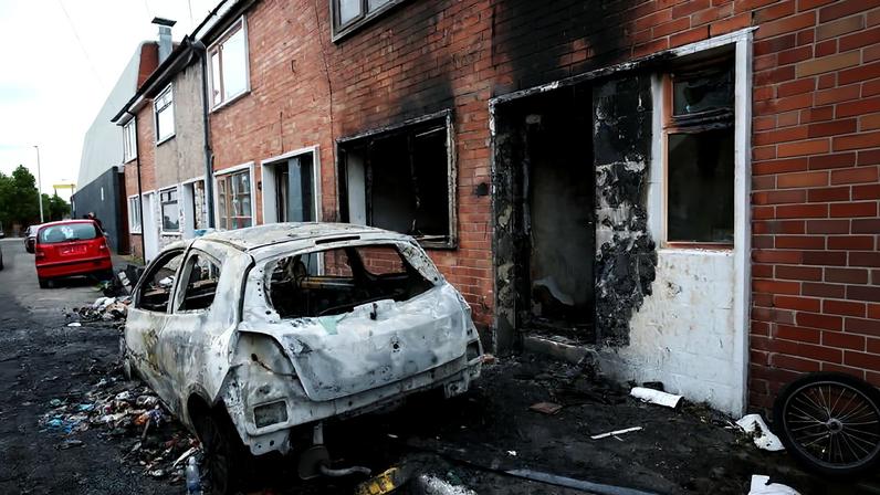 Carro e casas incendiadas após protestos anti-imigração em Belfat, na Irlanda do Norte