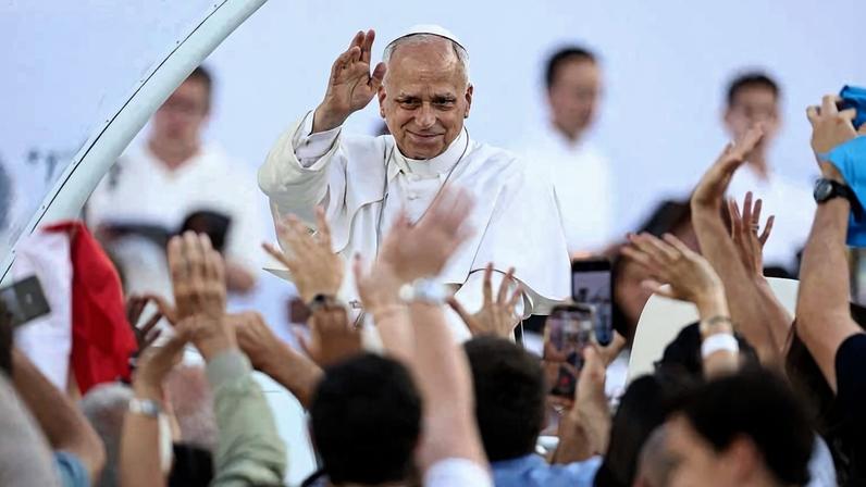 O papa Leão 14 cumprimenta a multidão ao chegar para participar de uma vigília de oração no estádio olímpico Lluís Companys, em Barcelona