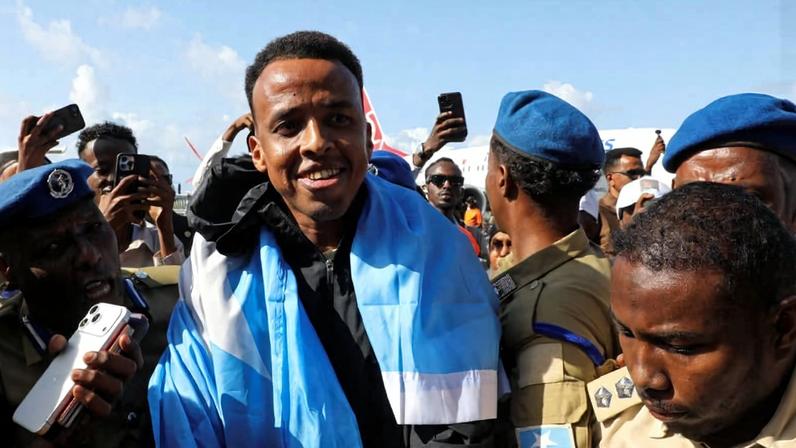 Árbitro somali Omar Artan, que não pôde entrar nos Estados Unidos, desembarca no Aeroporto Internacional Aden Adde, em Mogadíscio, na Somália