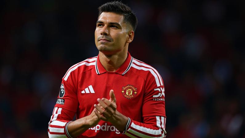 Casemiro em campo durante partida entre Manchester United e Nottingham Forest