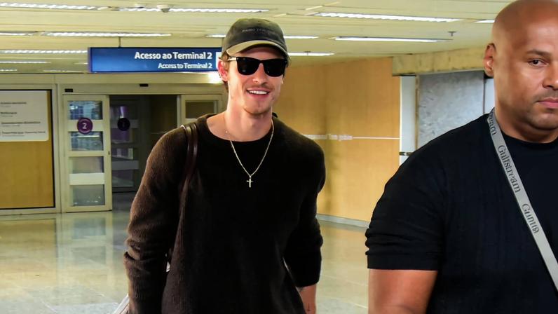 Shawn Mendes desembarca no Brasil