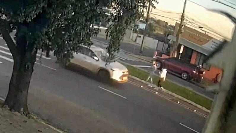 Câmeras de segurança mostram pedestres que gravavam imagens em ciclovia antes de acidente que causou morte de ciclista em Passo Fundo (RS)