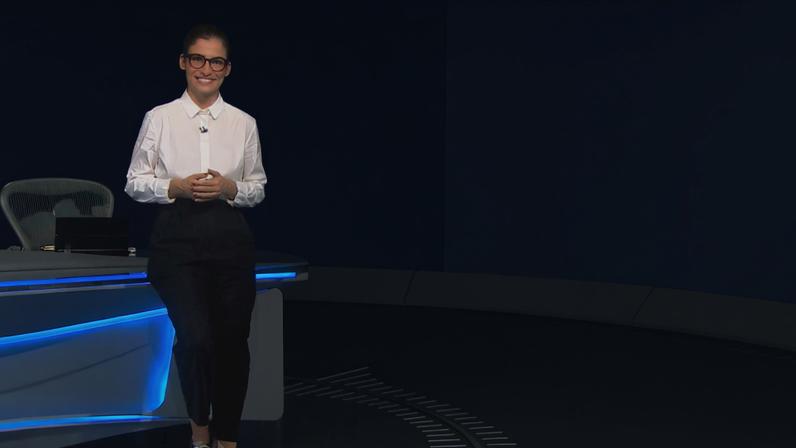 Renata Vasconcellos de tênis na bancada do JN