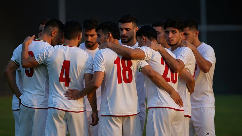 Jogadores do Irã conversam durante amistoso contra a Gâmbia