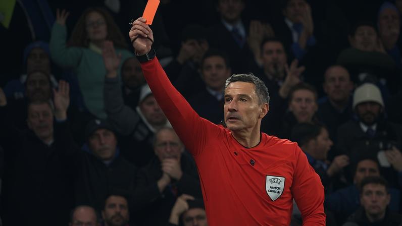 Árbitro Slavko Vincic dá cartão vermelho a jogador do Barcelona durante partida da Champions League; ele vai apitar Brasil e Marrocos