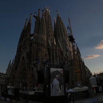 Papa Leão XIV chega à Sagrada Família para inauguração de torre em Barcelona