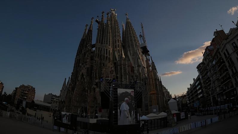 Papa Leão XIV chega à Sagrada Família para inauguração de torre em Barcelona