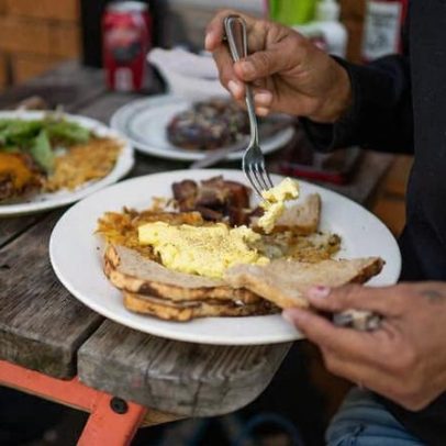 Restaurante nos EUA para de cobrar pela comida e registra aumento de lucros