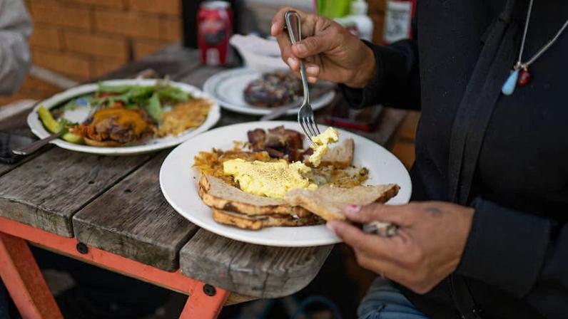 Clientes tomam café da manhã no Post Modern Times, restaurante em Minneapolis, nos Estados Unidos
