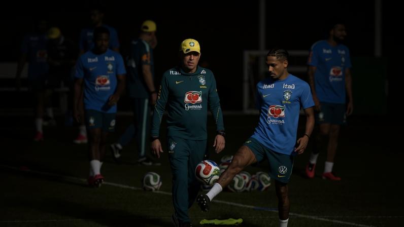O atacante Raphinha brinca com a bola, observado pelo técnico Carlo Ancelotti, no treino de quarta-feira (10) da seleção brasileira em Morristown