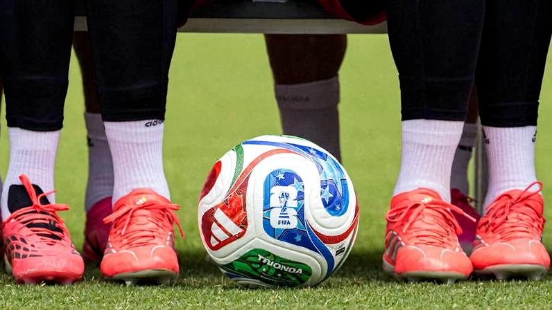 Bola da Copa do Mundo é retratada durante sessão de treinamento da seleção alemã, na Carolina do Norte, nesta quarta-feira (10)