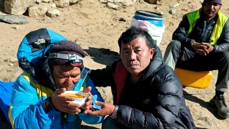 O guia nepalês Dawa Sherpa, que havia sido dado como morto no monte Everest após ser abandonado por seu grupo, é atendido no Campo Base após ser encontrado rastejando seis dias depois perto da Cascata de Gelo de Khumbu