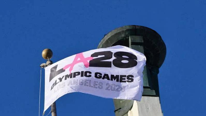 Pira olímpica de LA28 acesa durante cerimônia de iluminação no Memorial Coliseum, em Los Angeles, antes do lançamento do cadastro para compra de ingressos dos Jogos de 2028