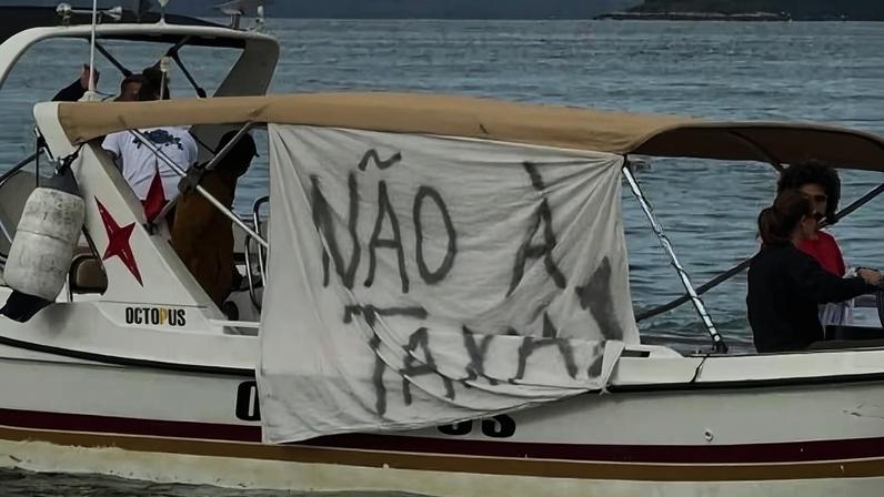 Embarcação navega com faixa contra taxa de turismo cobrada pela prefeitura de Angra dos Reis (RJ)