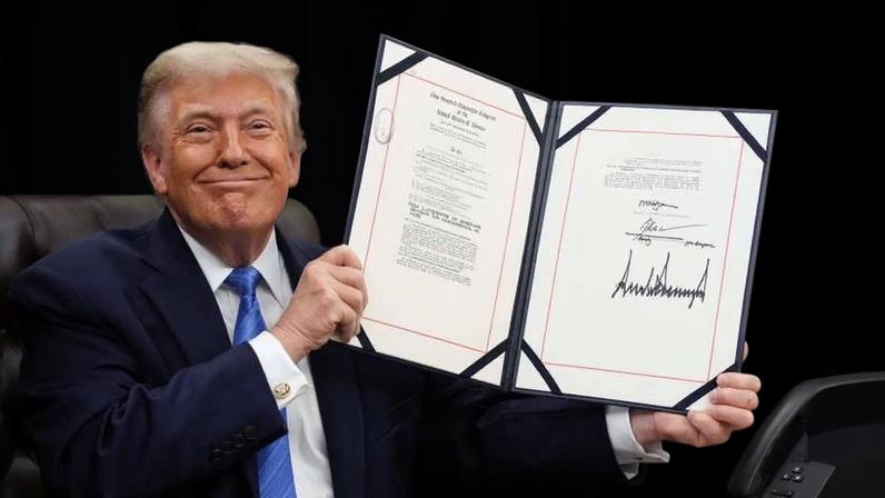 O presidente dos EUA, Donald Trump, exibe o projeto de lei "Secure America ACT" após assiná-lo no Salão Oval da Casa Branca, em Washington