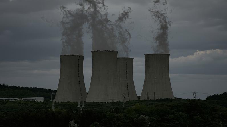 Vista de torres de resfriamento da usina nuclear de Mochovce, na Eslováquia
