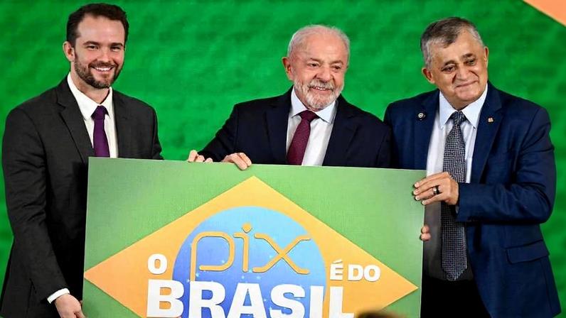 O presidente Lula ao lado dos ministros da fazenda, Dario Durigan, e de relações institucionais, José Guimarães, durante reunião do Conselhão.