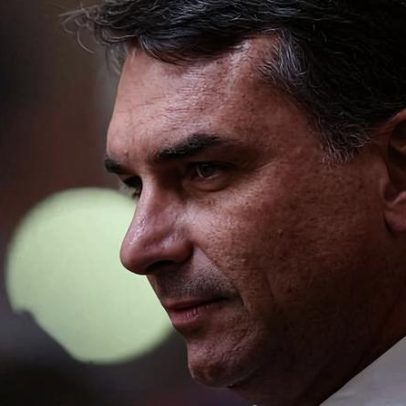 Campanha de Flávio registra alta na intenção de voto espontânea, aponta Quaest