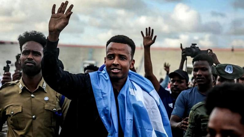 Árbitro somali Omar Artan é recebido com festa em Mogadíscio, capital da Somália, após ter entrada negada nos Estados Unidos