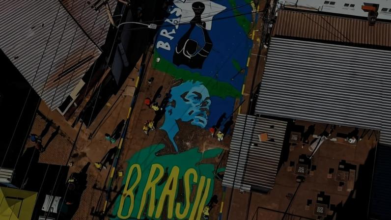 Comunidade da Penha, RJ, decora para a Copa em meio a registro de 60 corpos
