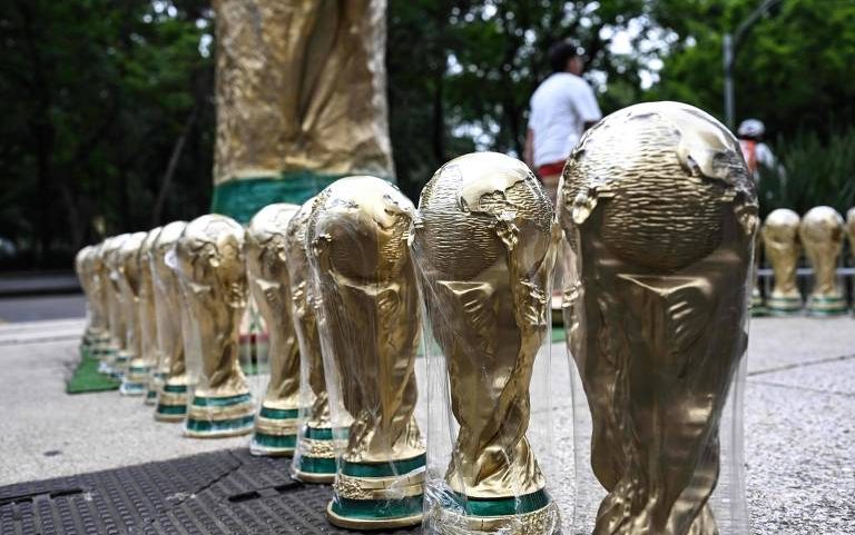 Réplicas da taça da Copa do Mundo vendidas em rua da Cidade do México, no México, um dos países-sede da competição em 2026