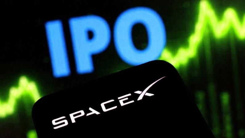 Logo da SpaceX em branco sobre fundo preto em primeiro plano. Ao fundo, letras azuis 'IPO' e gráfico de linha verde ascendente em fundo escuro.