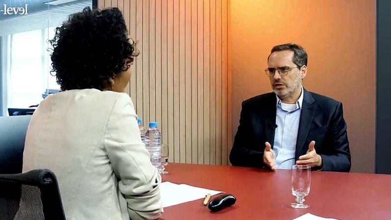 A jornalista Flavia Lima entrevista Rogério Poppe, CEO e gestor da ARX Investimentos