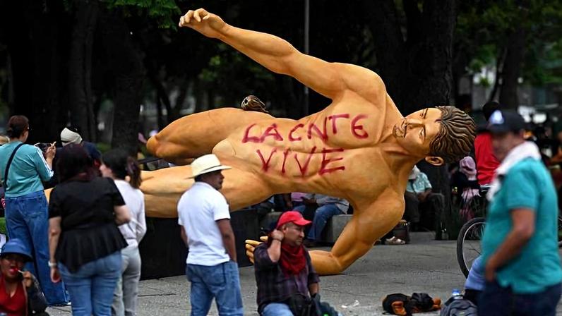 Escultura gigante da Copa do Mundo é derrubada durante protesto da CNTE na Cidade do México