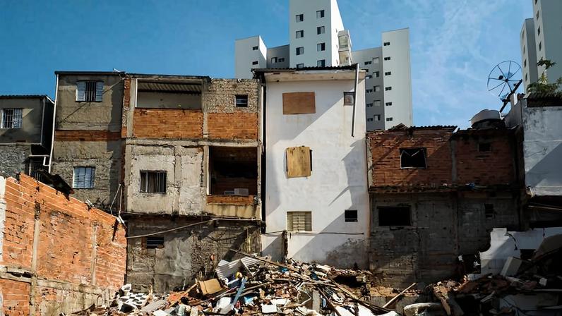 Vista aérea mostra área da explosão no Jaguaré, que causou destruição de imóveis e deixou duas pessoas mortas - Zanone Fraissat / Folhapress