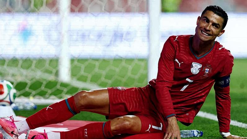 Cristiano Ronaldo lamenta gol perdido durante o amistoso contra a Nigéria no estádio Dr. Magalhães Pessoa, em Leiria