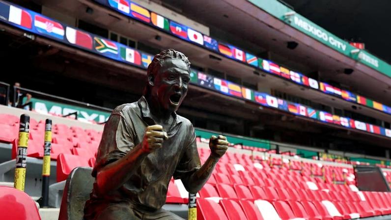 Estátua de um torcedor do América do México, no Estádio Azteca