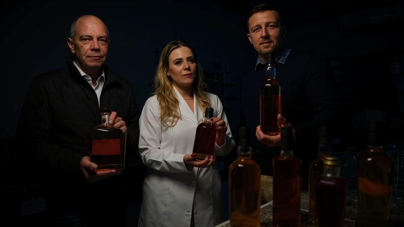 Luciano Borsato (esq.), da The Union Distillery, Aline Bortoletto, da Inobev, e Daniel Monk, da Cask World. O grupo faz parte da pesquisa que analisa como o clima impacta os sabores de uísques
