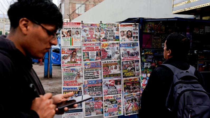Leitores acompanham, nas bancas e pelo celular, as últimas notícias sobre a corrida presidencial no Peru
