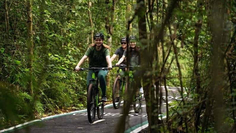 Turistas na trilha na Ciclovia das Cataratas, inaugurada no Parque Nacional do Iguaçu em junho de 2025. O local é asfaltado é dá acesso a outras trilhas pela mata atlântica. O passeio tem 11,6 quilômetros