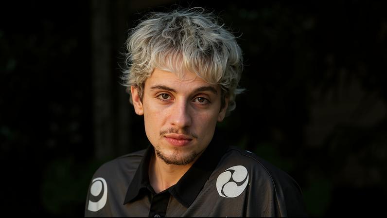 Juliano Floss brinca que virou 'bolsa' de Marina Sena e fala de amadurecimento
