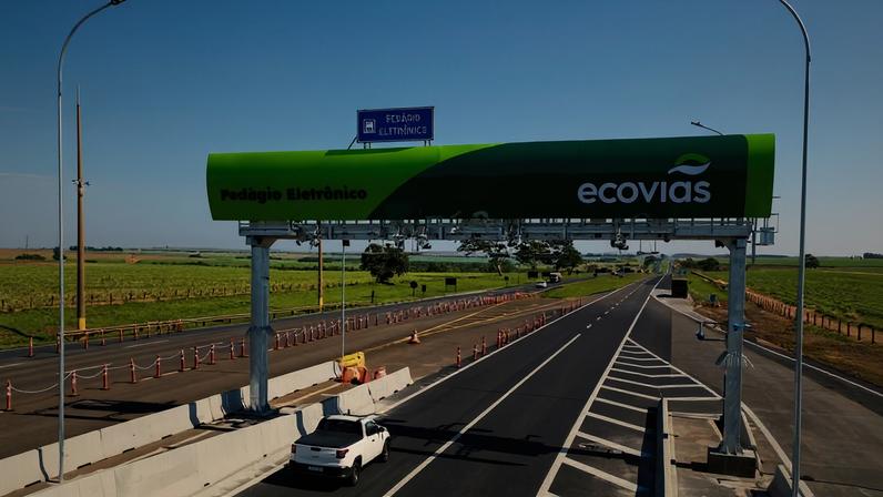 Pórtico de pedágio eletrônico na rodovia Faria Lima, em Dobrada (SP)