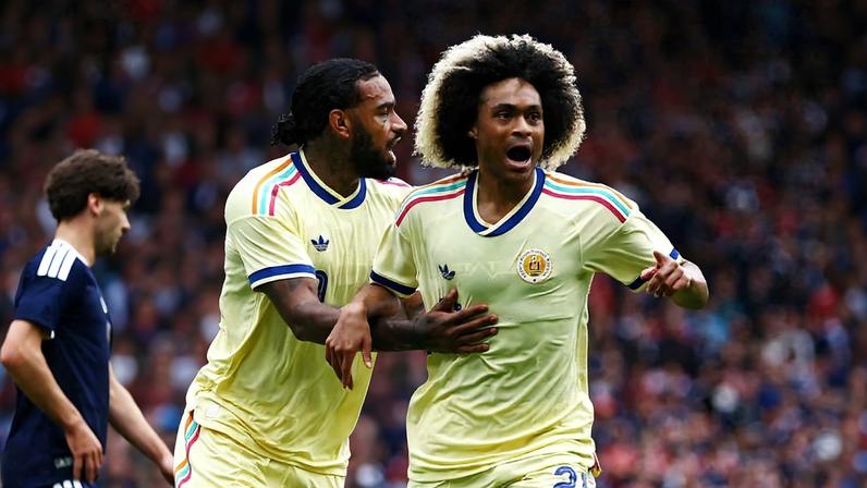 Tahith Chong, de Curaçao, comemora seu gol em partida contra a Escócia, que ganhou o amistoso por 4 a 1