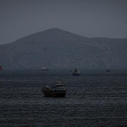 Navios de petróleo cruzam Hormuz por rota arriscada com apoio dos EUA