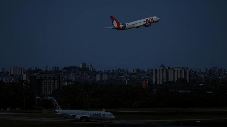 Movimentação de aeronave na pista do aeroporto de Guarulhos