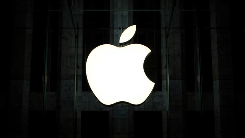 Logo da Apple em loja da empresa em Manhattan, Nova York