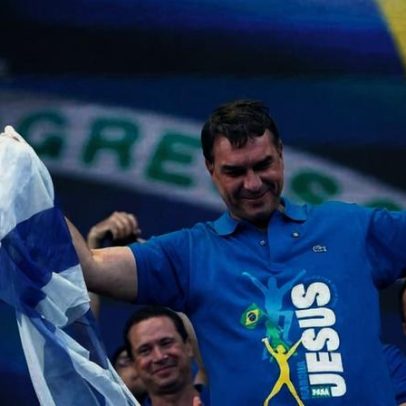 Flávio usa camisa em defesa da soberania da Amazônia durante viagem ao Pará